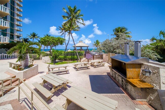 Building Photo - 1121 Crandon Blvd