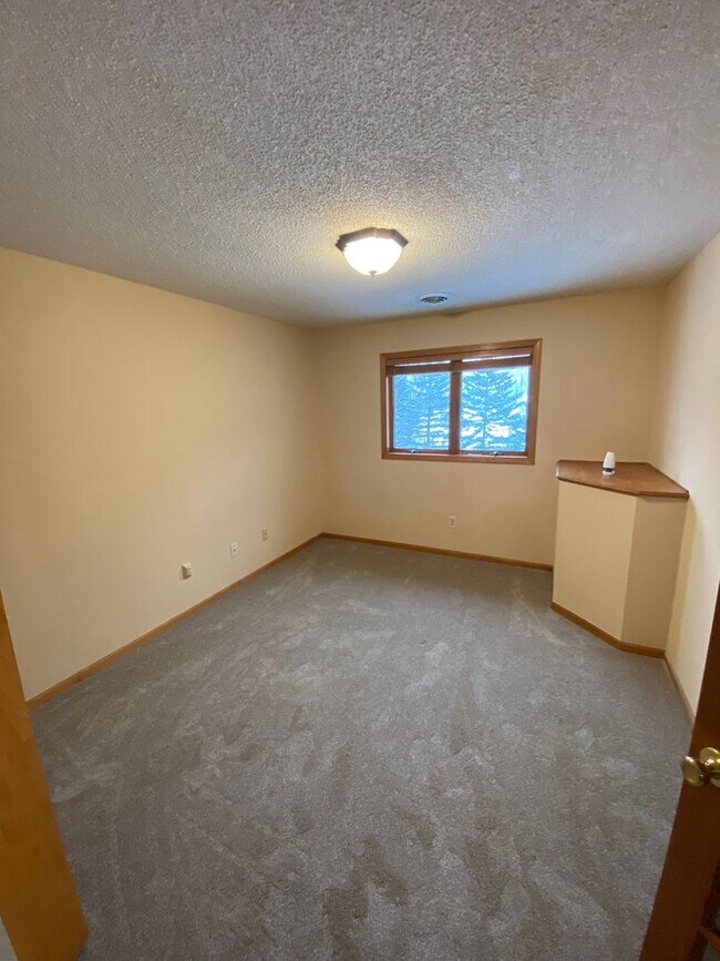 Building Photo - Top Floor Condo Available March 1, Open Floor Plan, Balcony, Fireplace, Walk-in Closet, 2 Baths, ...