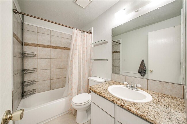 Building Photo - Desirable SE Boise Home Minutes From BSU!