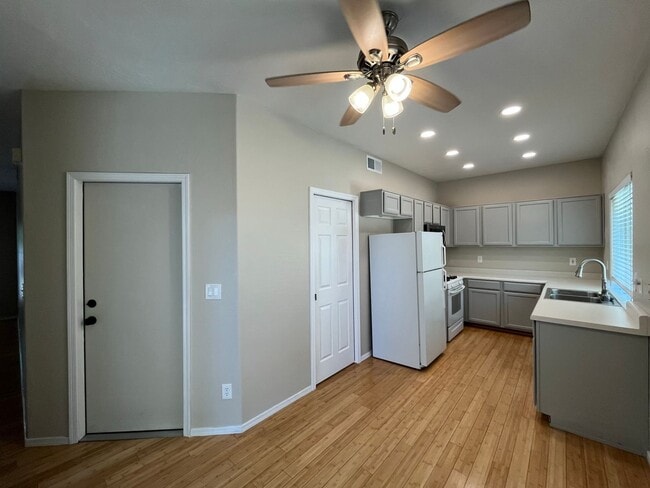 Building Photo - 2 Bedroom Townhome in the Stone Gate Commu...