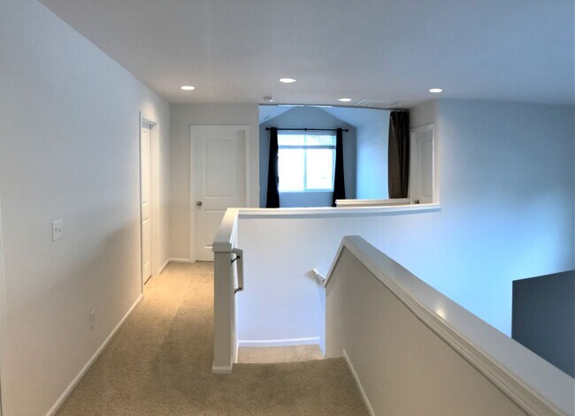 Building Photo - Stunning 2-Story Home Near Silver Lake