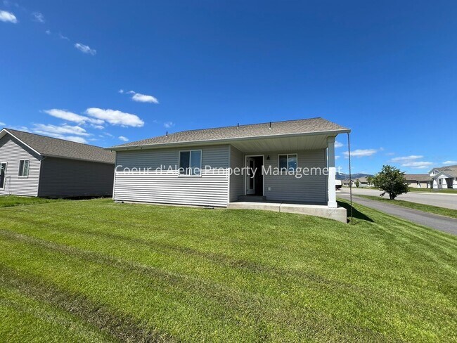 Building Photo - 3 bed house behind Crown Pointe Park!