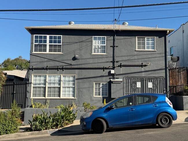 Building Photo - North Ave 49