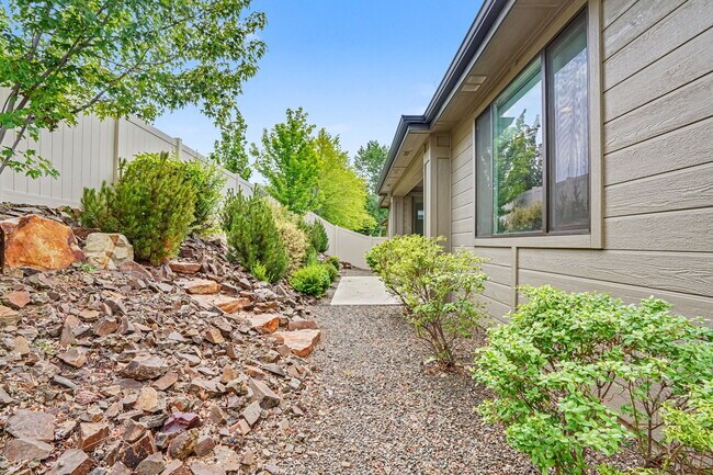 Building Photo - 6120 N Hacienda Ave
