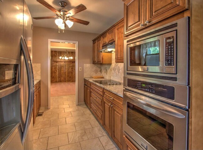 Building Photo - 3 bed 2 Bath, 2 car garage!