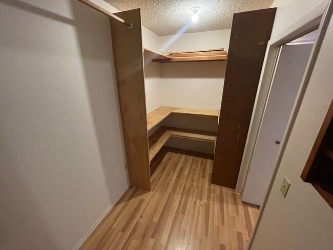 Building Photo - Large 3 bed 2 bath house