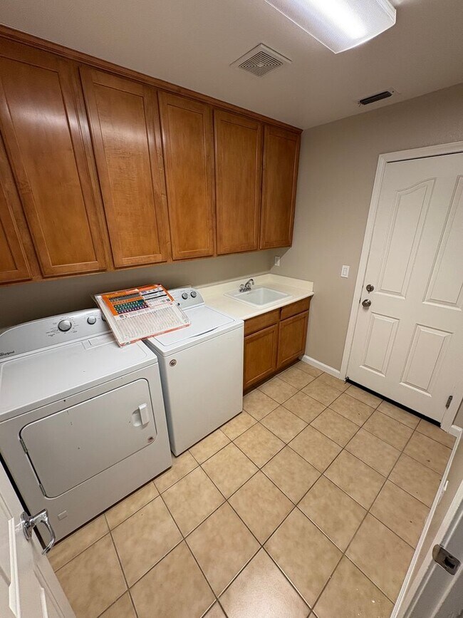 Building Photo - Gorgeous 5 Bedroom, 3.5 Bath Mountain House Home