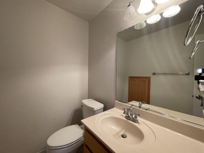 Building Photo - 1307 Yosemite Dr