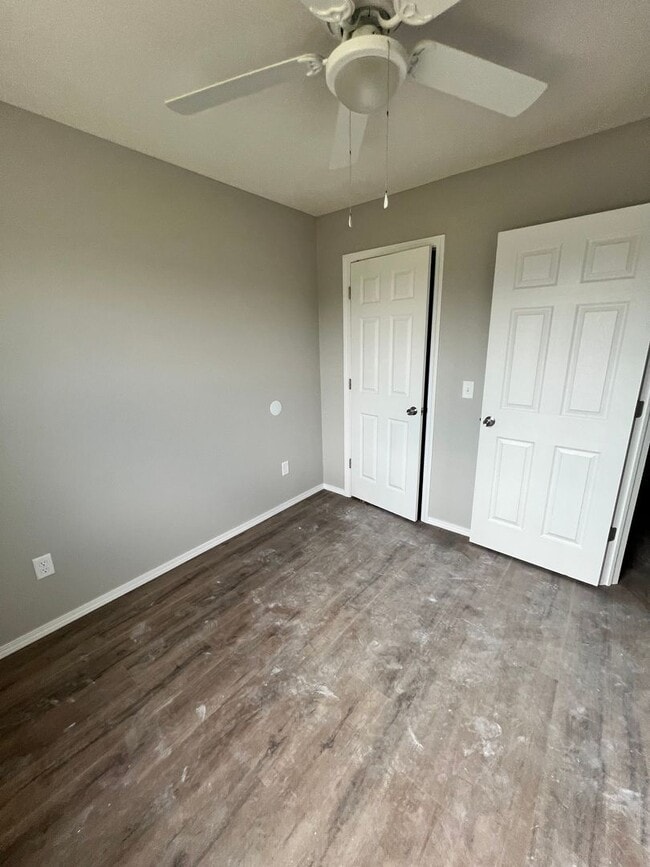 Building Photo - 690 E Garfield St