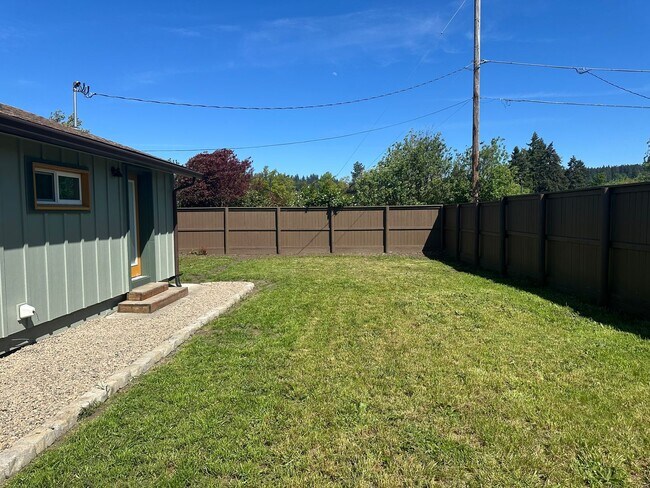 Building Photo - Updated 2 bedroom 2 bath house with a deta...