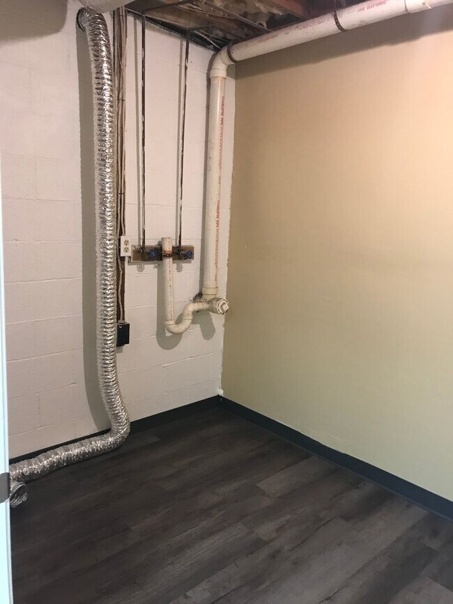 Building Photo - 3 Bedroom Home with Bonus Room For Rent!