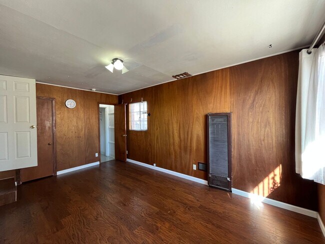 Building Photo - Cute 3 Bedroom 2 Bathroom Home In The NE!