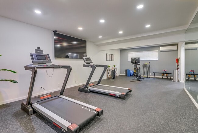 Mini Gym - 99th St Apts at Sofi