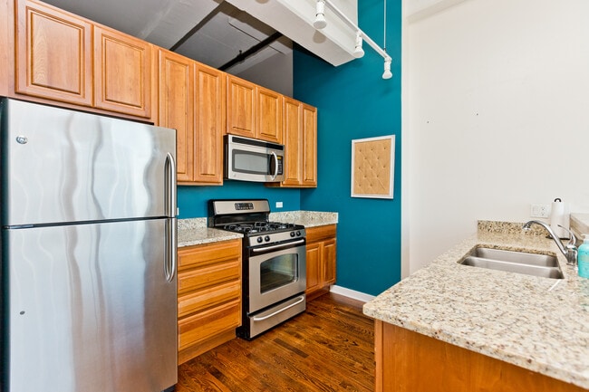 Building Photo - 1334 W Van Buren St