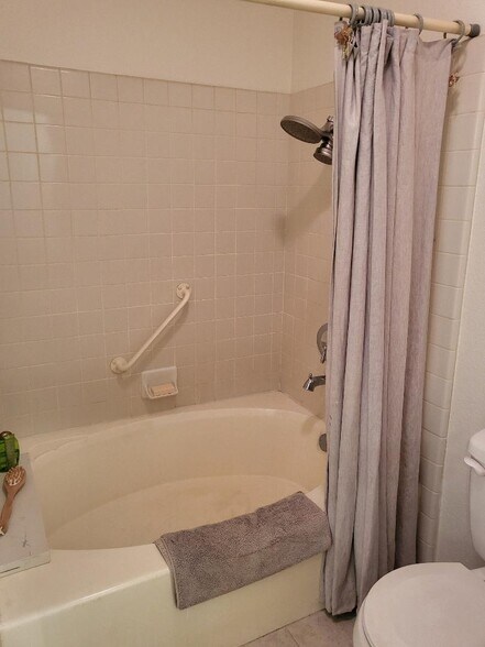 Building Photo - 5420 Sylmar Ave