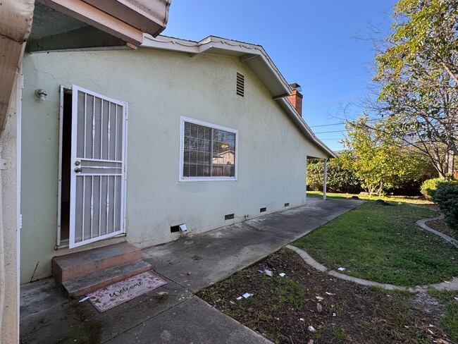 Building Photo - Three Bed, Two Bath Home in Stockton's Lin...