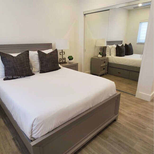 Building Photo - Beautiful waterfront townhouse in the heart of Miami