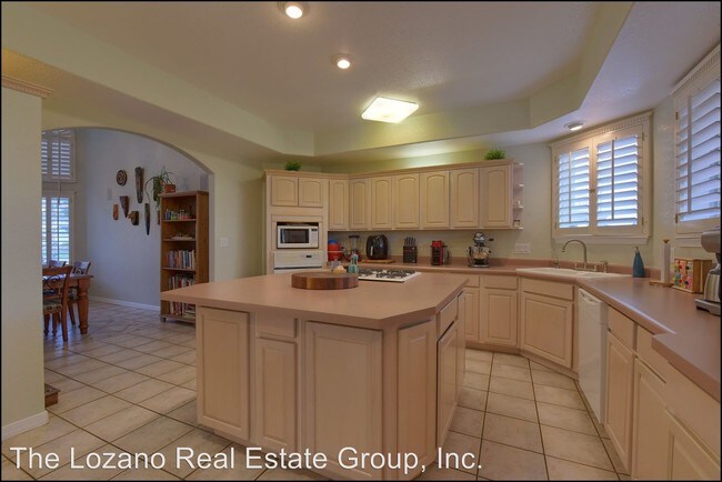Building Photo - 5 br, 3 bath House - 909 Via Descanso Drive