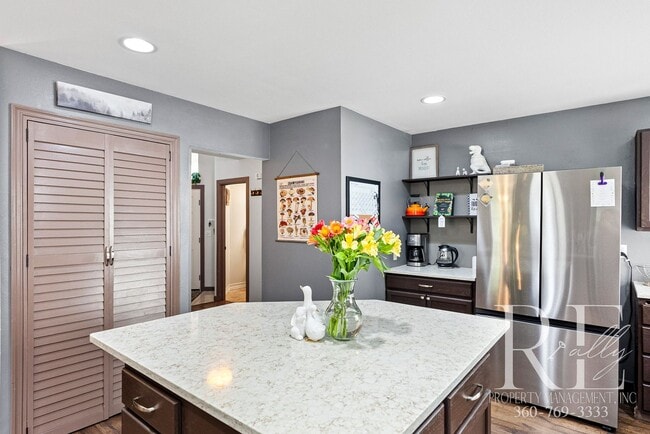 Building Photo - Peaceful Retreat Near JBLM | Spacious 3BR ...