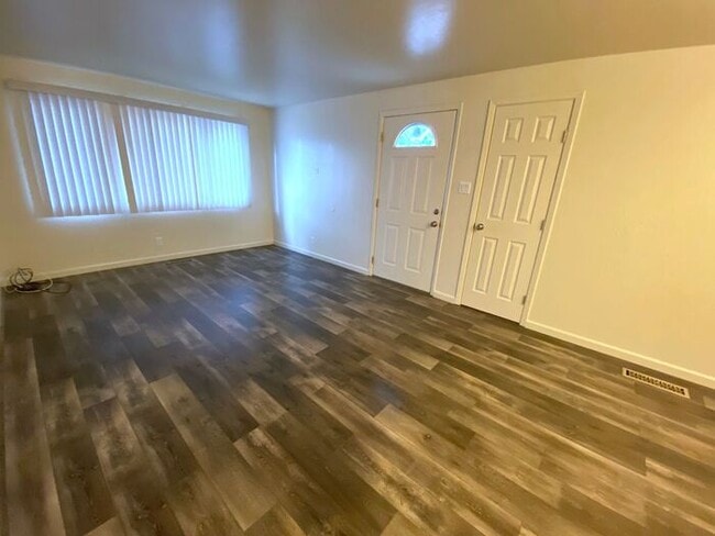 Building Photo - Charming Sparks Duplex - Yard/Garage/Centr...