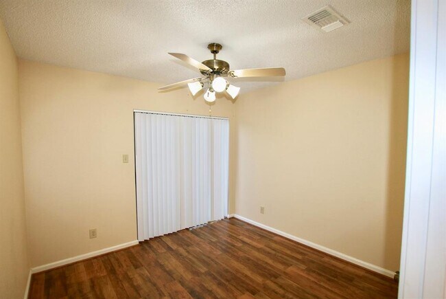 Building Photo - 3808 Landmark Dr
