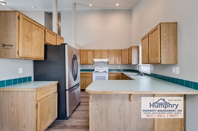 Building Photo - 3 Bedroom/2.5 Bathroom/2 Car Garage, 1,574 Sqft in the Landing Subdivision. Living Room/Dining Ro...
