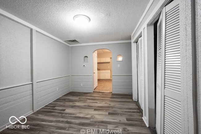 Building Photo - 240 N Beville Ave