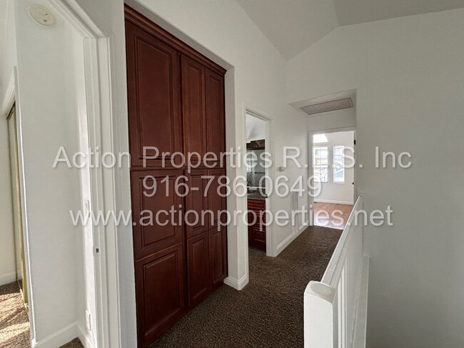 Building Photo - Spacious 4 Bed, 2.5 Bath + Office - Tesla ...