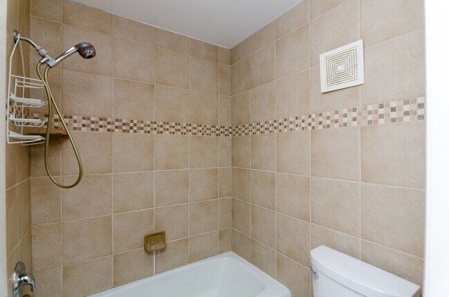 Building Photo - Newly remodeled condo