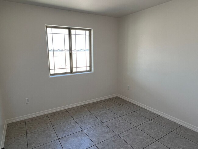 Building Photo - 3 Bedroom Split Floor Plan with 2 bathrooms