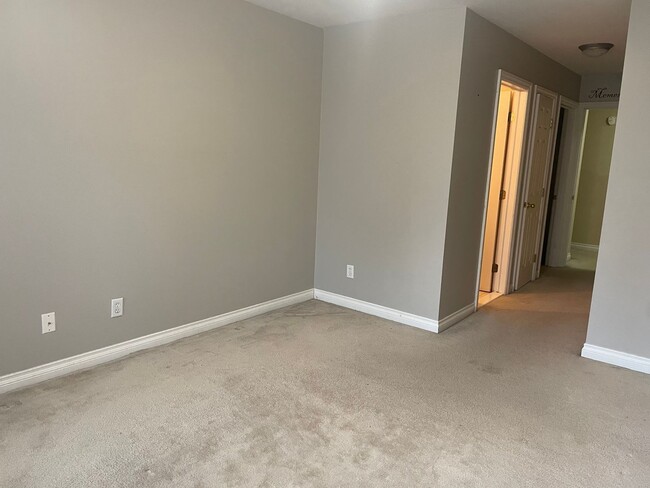 Building Photo - 2 master suites with walkin closets, singl...