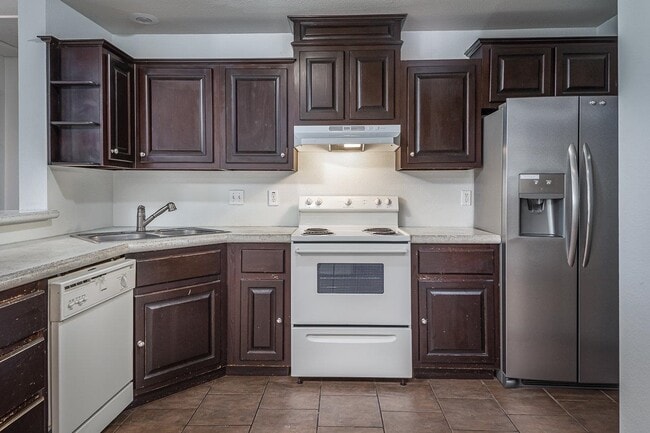 Building Photo - 808 E Gutierrez St
