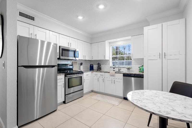 Building Photo - 3215 W Swann Ave