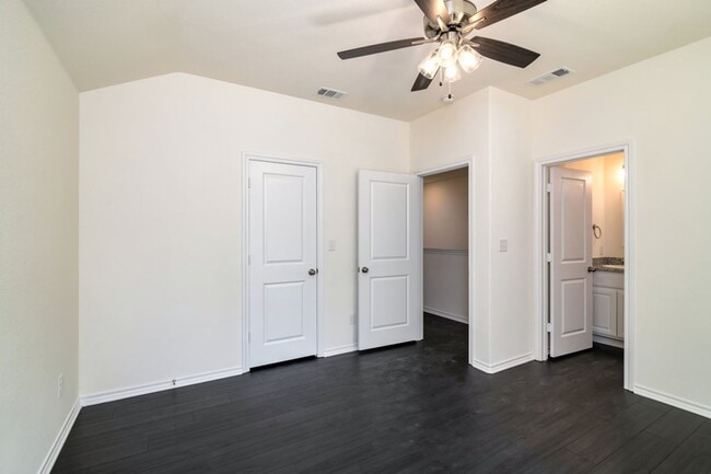 Building Photo - AVAILABLE NOW! 3 BEDROOM TRIPLEX LOCATED IN BONHAM, TEXAS!