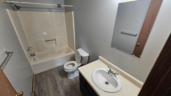 Building Photo - 851 Forest Dr