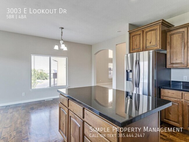 Building Photo - 3003 E Lookout Dr