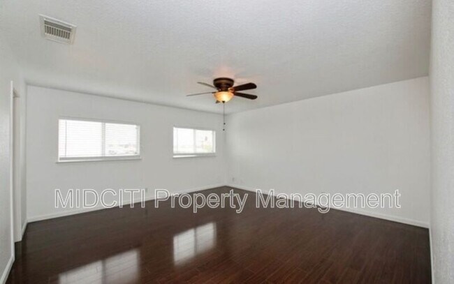 Building Photo - 9739 Chelsea Cir