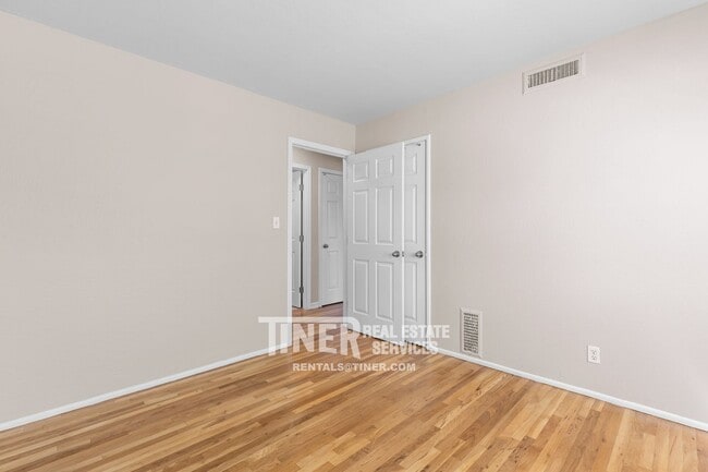 Building Photo - 2501 Laurence Ave