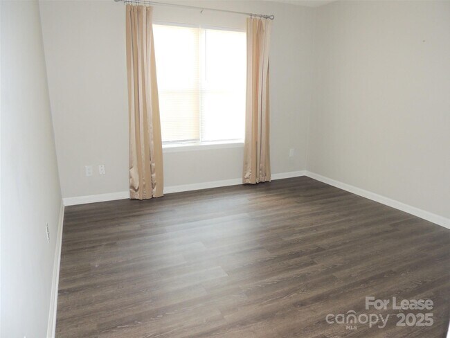 Building Photo - 9252 Kings Canyon Dr