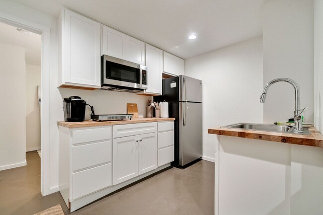 Building Photo - "Fully Furnished Monthly Rental - Newly Re...