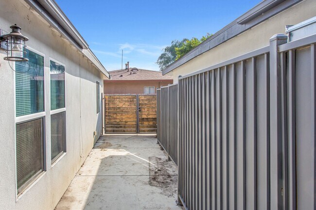 Building Photo - 7401 Valaria Dr