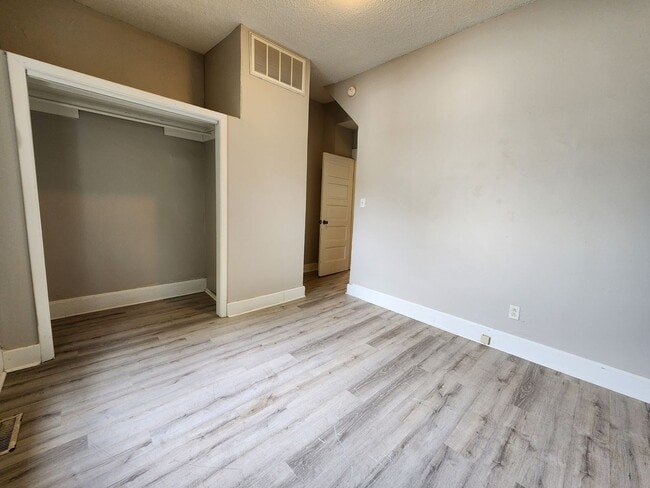 Building Photo - Spacious 4-Bedroom, 1-Bathroom Home AVAILA...