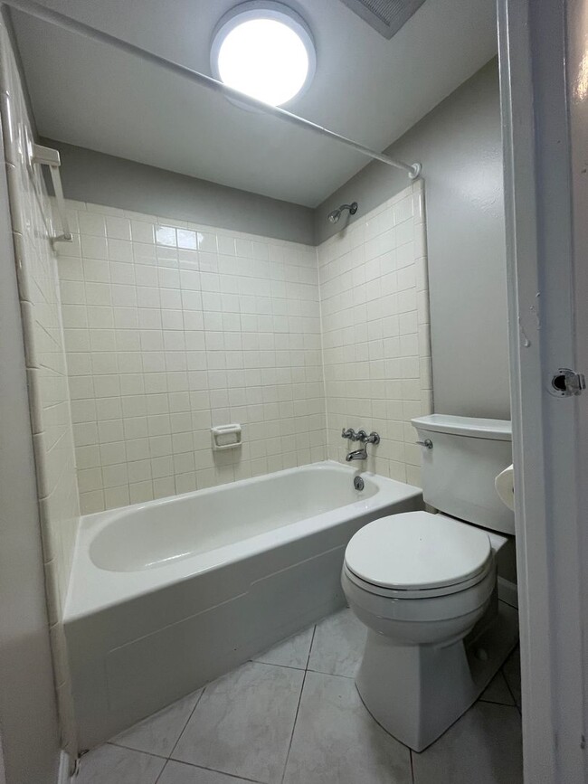 Building Photo - Leesburg Condo: 2 BD / 1 FB new floors/pai...