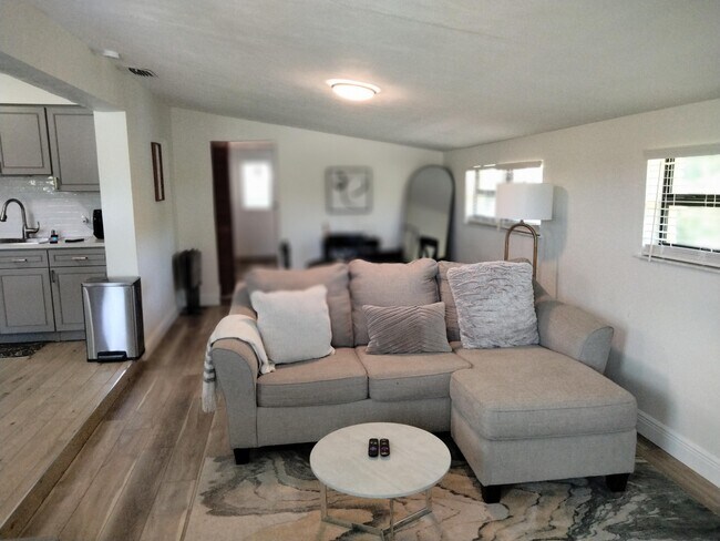 Building Photo - 1150 NE County Line Rd