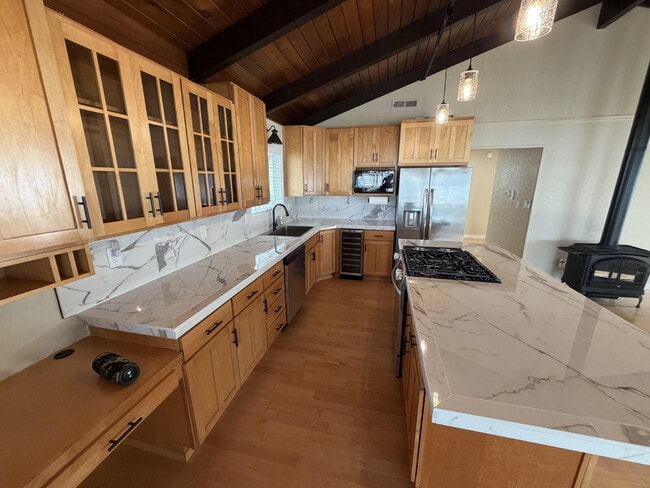 Building Photo - 2 Bedroom - 1 Bath Floating Home Available for Move In 1/16/2026!!