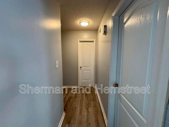 Building Photo - 666 Wellington Dr