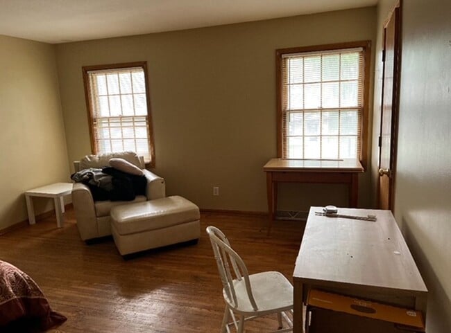 Building Photo - Awesome 3 BR/1 BA End-Unit Townhome in Min...