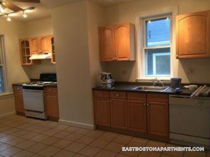 Building Photo - 756 Saratoga St