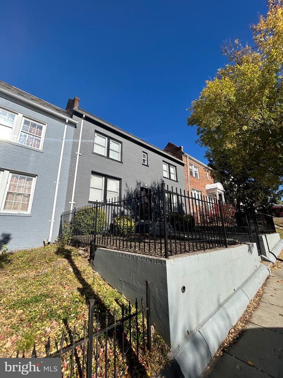 Building Photo - 1230 Penn St NE