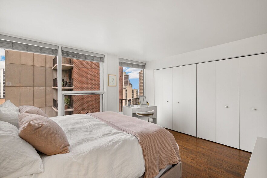 Building Photo - 1400 N State Pky